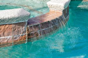 een fontein in een zwembad bij Mickeys Sunspot - 6 bed Emerald Island Resort pool home in Kissimmee +61 foto's