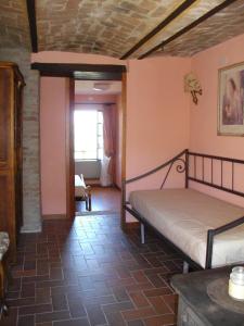 a bedroom with a bed in a room at La Martinella in Canelli