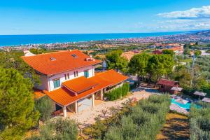 una imagen de una casa con techo naranja en Vista Allegra Pagoda - Villa con piscina en Colonnella