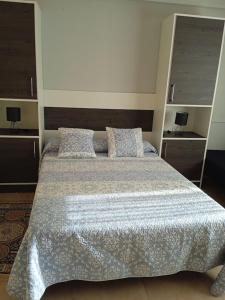 A bed or beds in a room at Bueu: studio Con vistas al mar- 1 room - 2 persons