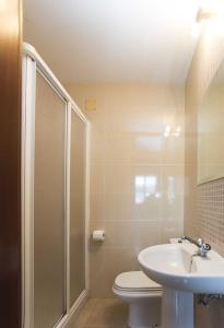 y baño con ducha, aseo y lavamanos. en Bueu: studio Con vistas al mar- 1 room - 2 persons, en Bueu