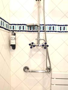 una ducha en un baño de azulejos blancos en Monsenhor52, en Oporto 52 fotos más