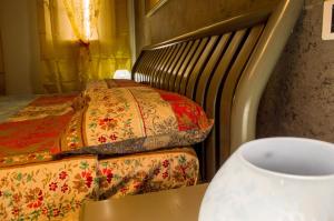 - une chambre avec 2 lits et un vase sur une table dans l'établissement Holiday Treviso Attico Vittoria, à Trévise