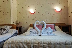 Ένα ή περισσότερα κρεβάτια σε δωμάτιο στο Hôtel Le Pommeil