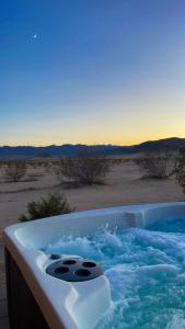 una bañera de hidromasaje en medio del desierto en Indian Cove, en Twentynine Palms
