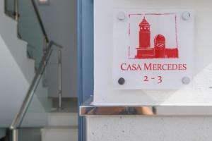 un panneau sur le côté d'un bâtiment dans l'établissement Casa Mercedes, Puerto del Carmen, à Puerto del Carmen