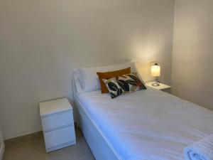 Postel nebo postele na pokoji v ubytování City Center Marbella Apartment 3 bedroom Eurobell 2