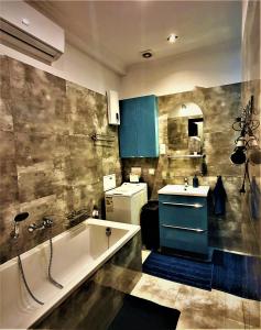 ein Badezimmer mit einer Badewanne und einem Waschbecken in der Unterkunft GAJ Apartment - Air condition - Free Parking in Krakau
