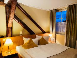 Postel nebo postele na pokoji v ubytování Harzhotel Warnstedter Krug + 37 fotografií