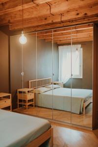 Tempat tidur dalam kamar di Casa Sgarzarie exclusive apartment