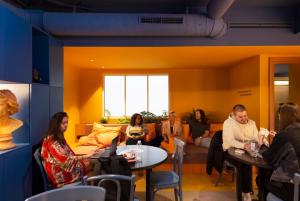 un gruppo di persone seduti in una stanza di COEO Pod Hostel - Part of COEO Experience a Málaga