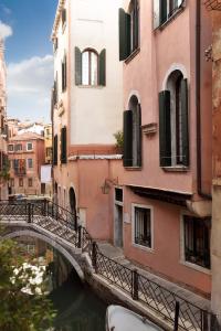 un pont sur un canal dans une ville dans l'établissement Hotel Casa Verardo Residenza d'Epoca, à Venise