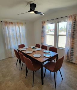 mesa de comedor con sillas y ventilador de techo en Indian Cove, en Twentynine Palms