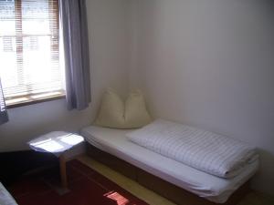 Un pat sau paturi într-o cameră la Pension Post - Sistrans