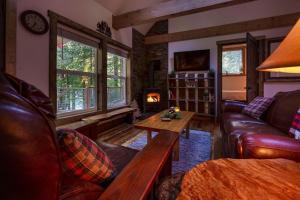 sala de estar con sofá y mesa en Rusty Bridge River Lodge, en Granite Falls