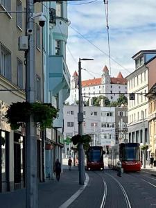 una strada cittadina con due autobus per strada di 1st May Plaza a Bratislava
