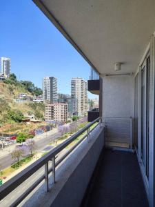 - Balcón de un edificio con vistas a la ciudad en Departamento central Viña del Mar, en Viña del Mar