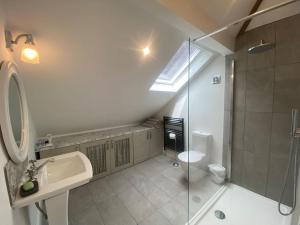 a bathroom with a sink and a shower and a toilet at Beautiful 1 bedroom holiday home in Lancaster in Lancaster