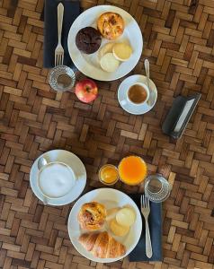 - une table avec des assiettes de petit-déjeuner dans l'établissement Agriturismo Agagin, à Agaggio Inferiore