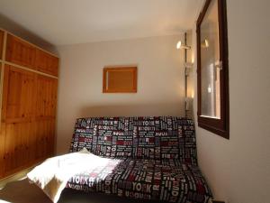 En eller flere senge i et værelse på Appartement Puy-Saint-Vincent, 1 pièce, 4 personnes - FR-1-330G-45