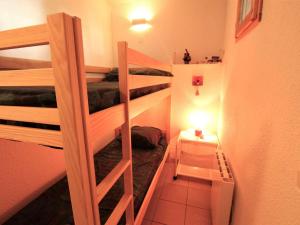 a small room with two bunk beds and a lamp at Appartement cosy avec piscine à 60m des pistes – 5 pers, parking privé, La Salle-les-Alpes. - FR-1-330F-73 in Serre Chevalier