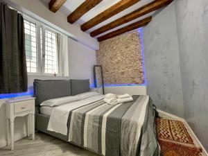 1 dormitorio con 1 cama con 2 toallas en Hayez Rooms, en Venecia