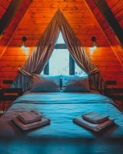 um quarto com uma cama com toalhas em UĞURLUBUNGALOV em Sapanca
