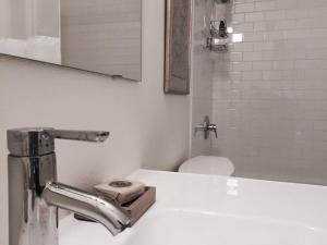 Ett badrum på LEED Platinum Green Home Getaway