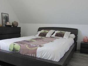 Un pat sau paturi într-o cameră la Villa Étel, 5 pièces, 8 personnes - FR-1-479-15