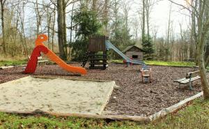un parque infantil con tobogán y columpio en Dambachhaus Thale, en Thale