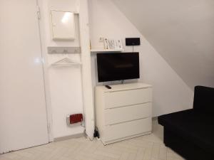 ein Wohnzimmer mit einem TV auf einer Kommode in der Unterkunft ELENA flat NELKE Oberhausen Zentrum CentrO Westfield in Oberhausen