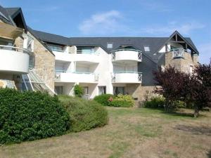 a large apartment building with balconies and a yard at Appartement Carnac, 3 pièces, 6 personnes - FR-1-477-4 in Carnac