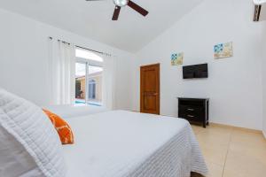 TV a/nebo společenská místnost v ubytování Sosua Ocean Village Properties by Calisto Stays