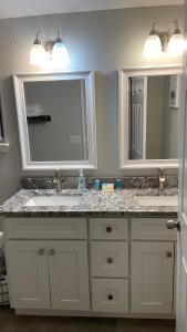 uma casa de banho com dois lavatórios e dois espelhos em The Jewel of Jacksonville em Jacksonville
