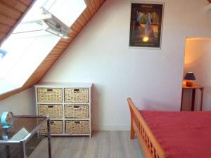 sypialnia na poddaszu z łóżkiem i szklanym stołem w obiekcie Appartement La Trinité-sur-Mer, 2 pièces, 5 personnes - FR-1-477-61 w mieście Trinité-sur-Mer