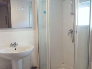 W łazience znajduje się umywalka i prysznic. w obiekcie Appartement La Trinité-sur-Mer, 2 pièces, 5 personnes - FR-1-477-61 w mieście Trinité-sur-Mer