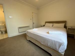 Postel nebo postele na pokoji v ubytování Leeson St Apartments