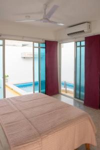um quarto com uma cama e vista para o oceano em Casa Medina em Chetumal