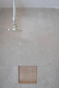 łazienka z prysznicem z głowicą prysznicową w obiekcie Casa Medina w mieście Chetumal