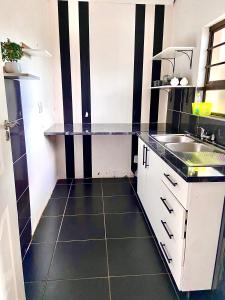 Köök või kööginurk majutusasutuses Cosy Luxurious Room