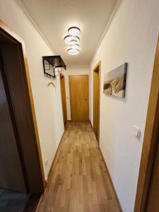 un pasillo de un edificio de oficinas con un pasillo en Cosy Apartment I 5Beds I Near VW, en Glauchau