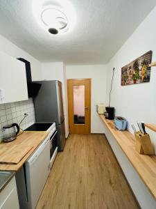 cocina con encimera y suelo de madera en Cosy Apartment I 5Beds I Near VW, en Glauchau