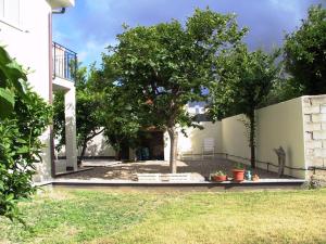a yard with a tree and a building at B&B Solanas in Càbras