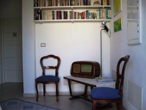 a room with a table and two chairs and a radio at B&B Solanas in Càbras