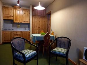 eine Küche mit einem Tisch und 2 Stühlen in der Unterkunft Appartamento Marco in Bormio