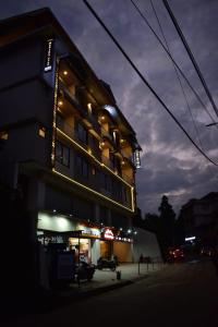 un edificio alto con luces encendidas por la noche en HOTEL MONTANA VYOO, en Namchi