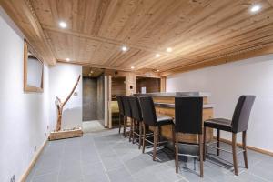 Chalet Le R'Posiao的电视和/或娱乐中心