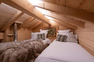 モルジヌにあるChalet Le R'Posiaoのベッドルーム(ベッド2台付)が備わる屋根裏部屋です。