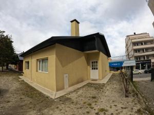 een klein huis met een kruis erop bij Casa Las Lengas in Ushuaia