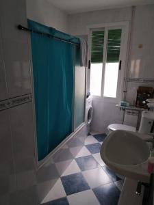 a bathroom with a shower and a sink and a toilet at Amplio piso en centro con balcón in Cuenca